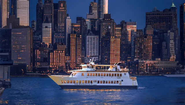 Statue of Liberty and Manhattan Skyline Sightseeing Cruise + Personalized Guide