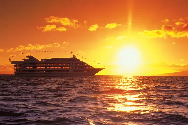 Honolulu: Three Star Deluxe Sunset Dinner Cruise and Show + Personalized Guide