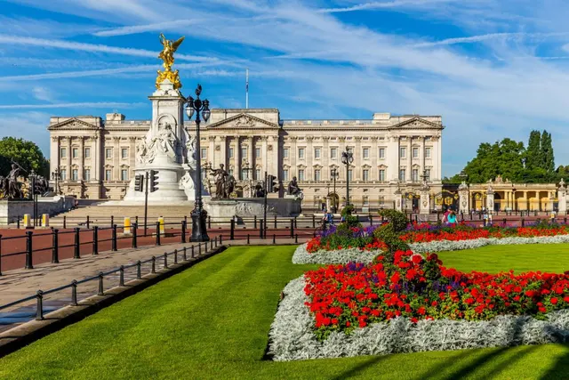 Buckingham Palace Exterior and Royal History Private Tour