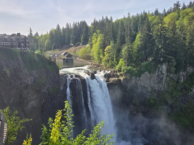 Visit Snoqualmie and Hike to Twin Falls (Transportation included)