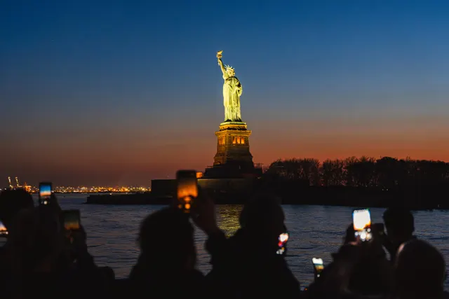 Manhattan Skyline and Statue Night Cruise + Personalized Guide