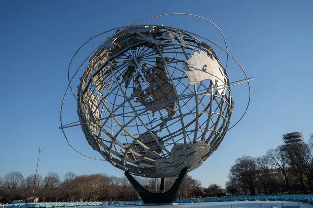 New York contrasts: Manhattan, The Bronx, Queens & Brooklyn